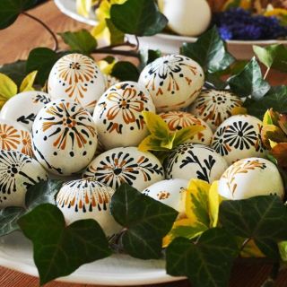 Letos okrovo petrolejová. Miluju zdobení velikonočních vajíček 🐣🥚